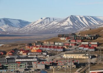 NORWAY-SVALBARD-MIDNIGHT-VIEW