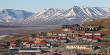 NORWAY-SVALBARD-MIDNIGHT-VIEW