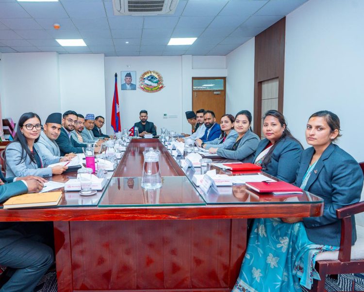 Govt rolls out six-point health sector reform under 100-point governance agenda